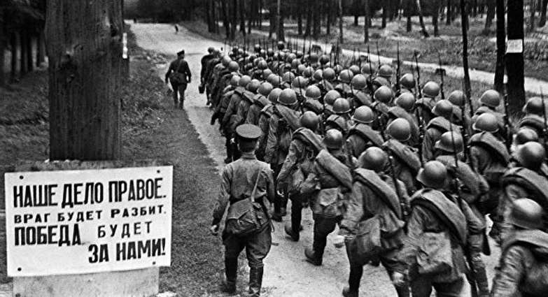 «После Радомышля колонна растянулась еще больше, чем перед обедом. Брели в одиночку и небольшими группами. Кто хотел потеряться или отстать в удобном случае, не надо было и ждать». Хотя на пропагандистских фото все выглядело по-другому