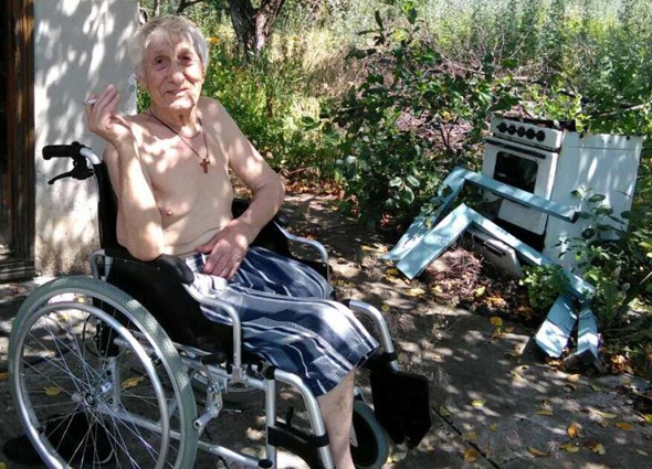 «В начале 2014-го, когда отца Александра Николаевича прооперировали: одну ногу ампутировали, на второй заменили все вены, — никто и предположить не мог, как далеко зайдут события на юго-востоке Украины»