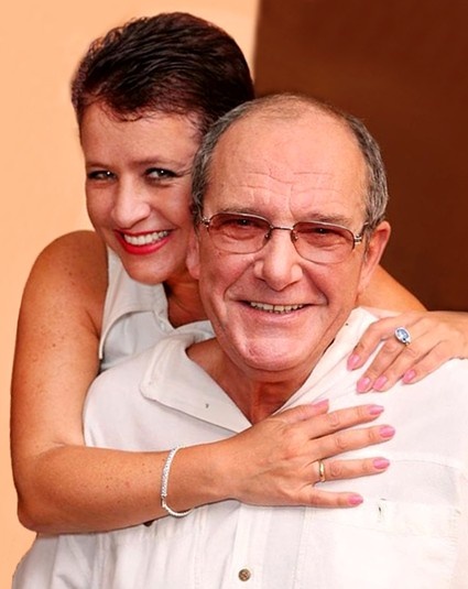 С третьей женой Ириной Млодик. «У Иришки замечательные качества нашего времени, хотя, казалось бы, странно: скрипачка и при этом такая бизнесвумен. Активна бесконечно, работать сутками напролет может»