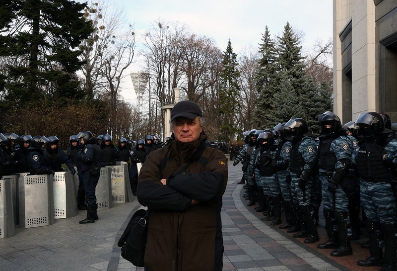 В киевском Мариинском парке во время Евромайдана, 2013 год. «Много накопилось в душе, голове, дневниках…»
