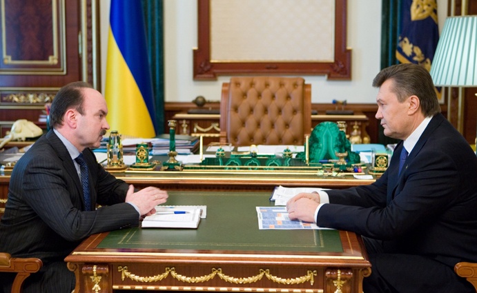 Председатель Львовской госадминистрации Михаил Цимбалюк и президент Украины Виктор Янукович, Киев, март 2011 года. «Янукович умел располагать к себе...»