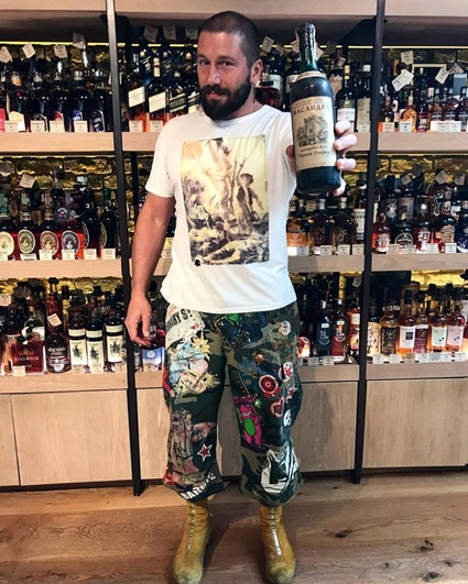 В своем винном магазине. «Моя мечта — быть более свободным, чем я есть. Стараюсь сквозь рамки идти, поверх смотреть, но, по сути, это постоянная борьба с собой»