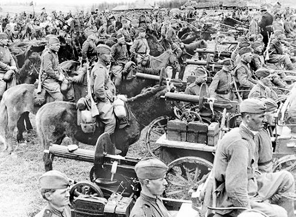 Солдаты Красной Армии с пулеметами «Максим» на тачанках, 1942 год