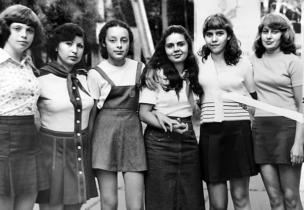 Со своей будущей женой Ириной Игорь Коломойский познакомился в пионерском лагере. Сперва симпатизировал вожатой Людмиле (третья справа), но затем влюбился в Иру Чигрину (крайняя справа). «Какое-то время встречались, потом поженились»