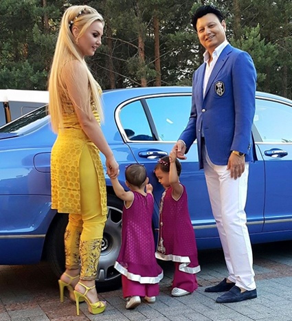 Камалия с близнецами Мирабеллой и Анабеллой и мужем Мохаммадом Захуром. «Дети — это самое лучшее, что может быть в жизни. У каждого свой путь к этому счастью»