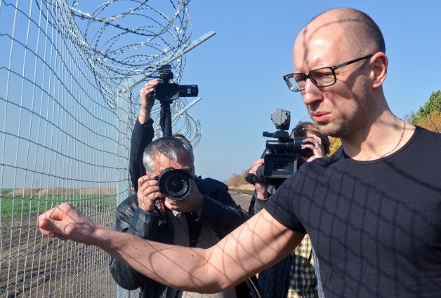 «Популярно ведь было Яценюка критиковать. Ну, давайте скажем, что он украл две машины гравия на обустройстве границы. Туда возили десятки съемочных групп, депутаты ездили...»