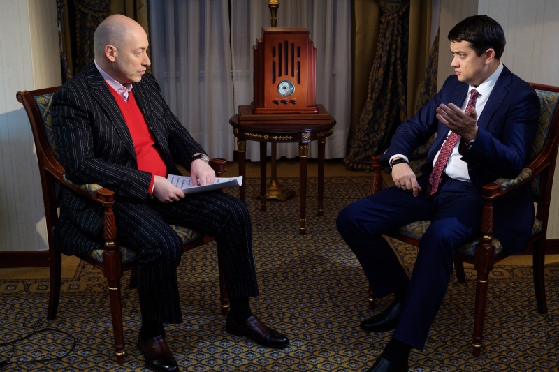 С Дмитрием Гордоном. «Мне нравится то, чем я занимаюсь. Надеюсь, что и у меня, и у людей, которые являются частью команды, получится сделать жизнь лучше»