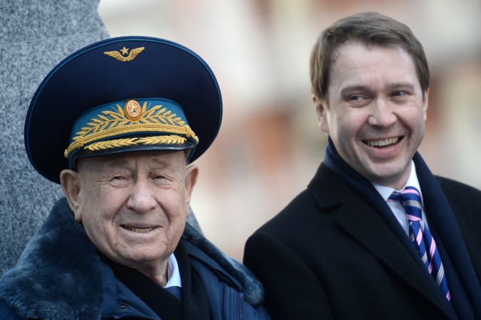 С актером Евгением Мироновым на мемориальной Аллее Космонавтов во время торжественной церемонии в связи с 50-летием выхода человека в открытый космос, Москва, март 2015 года