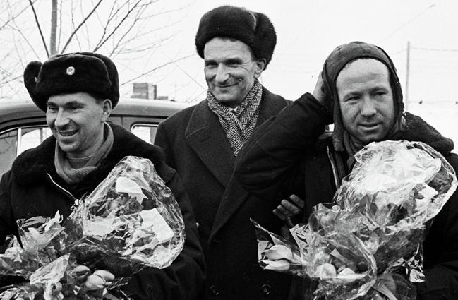 Павел Беляев и Алексей Леонов с первым секретарем Пермского обкома КПСС Константином Галаншиным после приземления «Восхода-2», Пермь, 21 марта 1965 года