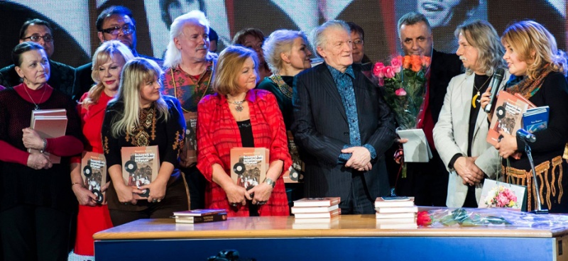 Нынешние народные и заслуженные артисты, заявившие о себе в 60-80-е годы, получили «Золотий вік української естради» в подарок: Лидия Михайленко, Анатолий Матвийчук, Светлана и Виталий Билоножко, Инесса Братущик и Орест Хома, Тамара Стратиенко, Оксана Пекун, Юрий Рыбчинский, Михаил Маслий, Евгений Коваленко и дочь поэта Ильи Бердника художница Татьяна Бердник