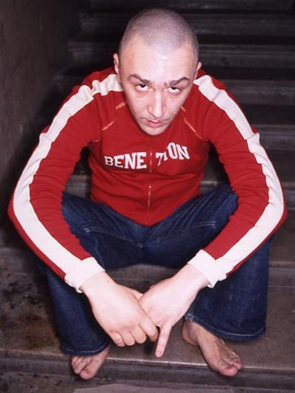 «И кузнецом, и грузчиком в кондитерском магазине работал. Сахар грузил. Это, кстати, самое чудовищное — мешки по 50 килограммов: когда таскал их, плохо было...»