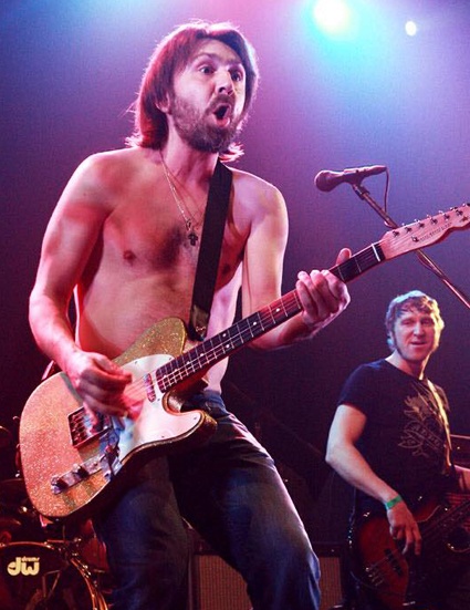 «В массовой культуре некой изысканности, напускного романтизма, такого «Вау!» слишком много. Мне казалось, что делать совершенно строго наоборот нужно, а что строго наоборот может быть?»