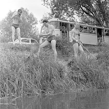 Евгений Хрунов фотографирует Бориса Волынова и Алексея Леонова на рыбалке, 1964 год