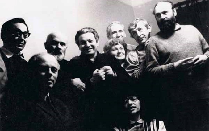 В 1971-м на издание книг Виктора Некрасова был наложен негласный запрет, его произведения стали изыматься из библиотек. Некрасов написал тогдашнему генсеку Брежневу письмо — «Я стал неугоден. Кому — не знаю. Но терпеть больше оскорблений не могу» — и, не дождавшись ответа, подал с женой Галиной Базий документы на выезд из СССР. Андрей Сахаров, Юрий Карякин, Владимир Войнович, Владимир Корнилов и другие во время проводов Виктора Платоновича (второй справа), Москва, март 1974 года