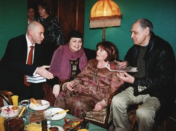 Дмитрий Гордон, актриса Раиса Недашковская и кинорежиссер Александр Аскольдов в гостях у Нонны Викторовны в день ее рождения в ее московской квартире (40 лет спустя после съемок «Комиссара», где снимались Мордюкова и Недашковская), 25 ноября 2007 года