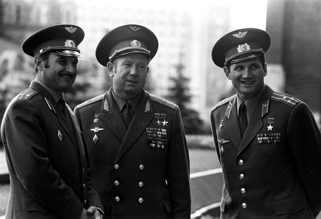 Летчики-космонавты СССР Виталий Жолобов, Алексей Леонов и Борис Волынов. «Виталий со всеми уживался, он человек совестливый, культурный, интеллигентный, а Борис — сухой, Жолобова до сердечных болей довел»