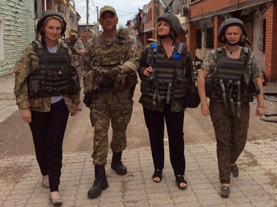 «Петр Алексеевич заходит: «Ты в курсе, что твоя жена в окружении?». Оказывается, аж на «передок» в Луганской области полезла, их окружили, они в школу к раненым заскочили, десятки ребят в истерике, их бомбят. Я тогда что-то новое о своей жене узнал…». Народные депутаты Украины Мария Ионова, Ирина Луценко и Ирина Геращенко с командиром 37 батальона территориальной обороны Александром Лобасом