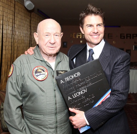 С американским актером Томом Крузом после российской премьеры голливудского блокбастера «Обливион», 2013 год