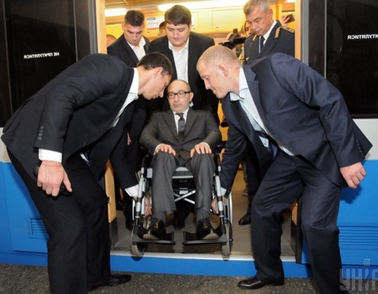 «В меня стреляли 28 апреля 2014 года. Покушение с тех пор вообще не расследуется, никто мне не звонит, я никому не звоню. Для меня было зарезервировано место в клинике Чикаго, но время упущено, что теперь об этом говорить...»