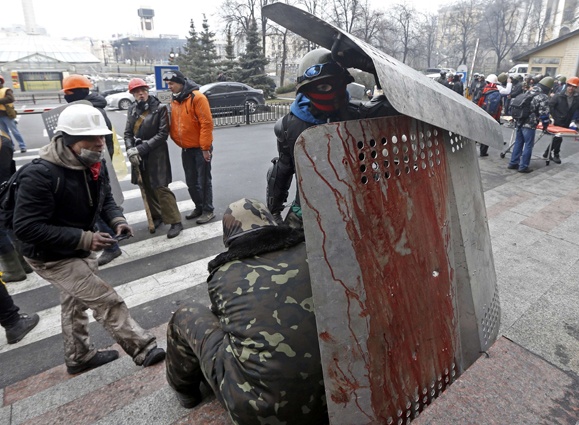 «Пацаны на голову надевали каски строительные, велосипедные или лыжные. Не спасало. Один удар «Беркута» — и эти детские каски разлетались на щепки, вокруг все в крови было»