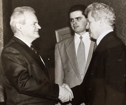 Атташе Управления Европы и Америки Маркиян Лубкивский участвует в качестве переводчика в переговорах президента Сербии Слободана Милошевича (слева) и спикера Верховной Рады Украины Александра Мороза, Белград, 1996 год