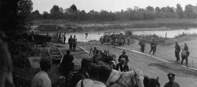 Переправа. Пригород Житомира. «Между ослабленными в боях и деморализованными соединениями 5-й и 6-й армий РККА образовался разрыв в 60 километров. 7 июля 1941-го немецкие танковые части прорвались через незащищенное пространство. 9 июля фактически без боев захватили Житомир и вышли на подступы к Киеву»