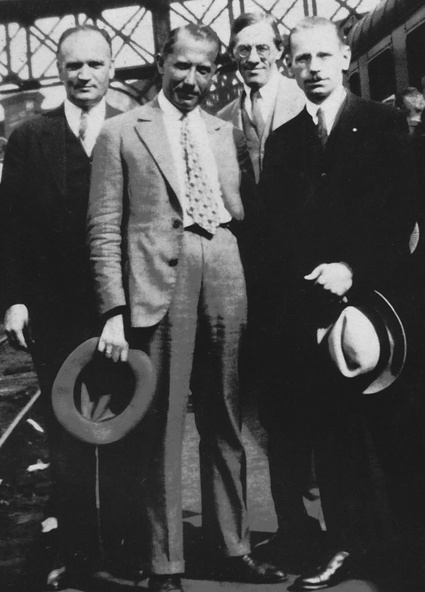 Участник первого зимнего похода армии УНР, меценат, издатель, основатель Украино-американского фонда Каленик Григорий Лысюк, лидер ОУН Евгений Коновалец, симпатик ОУН Иван Рудаков, один из основателей ОУН и создания армии УНР Николай Сциборский, Париж, 1929 год