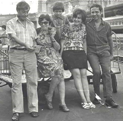 Виктор Платонович с женой актрисой Галиной Базий, ее внуком Вадиком, невесткой Милой и сыном Виктором Кондыревым от брака с режиссером Леонидом Кондыревым, киевский вокзал, август 1974 года