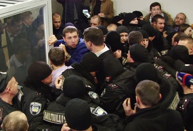 «На самом деле, давайте без обиняков: и Трамп, и Парасюк — политики-хамы. Вся разница в уровне влияния и вседозволенности»