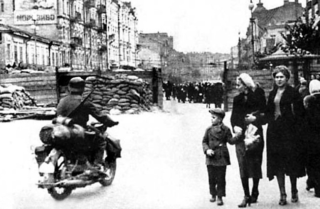 Немецкий мотоциклист на Крещатике, 1942 год