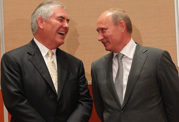 Рекс Тиллерсон, избранный 20 января 2017 года госсекретарем США, и президент России Владимир Путин. «Путинский орденоносец Тиллерсон называет Россию противником. А помните, какие надежды возлагал на него Кремль?!»