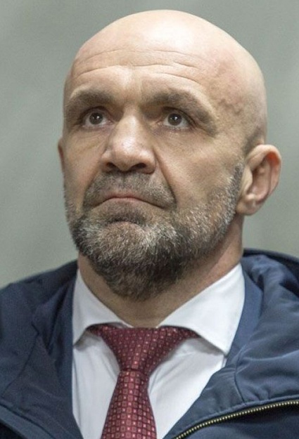 1 февраля 2019 года председателю Херсонского облсовета Владиславу Мангеру было вручено подозрение в организации убийства Екатерины Гандзюк, 15 февраля суд избрал Мангеру меру пресечения в виде 17 дней содержания под стражей с правом внесения залога два с половиной миллиона гривен, которые были тут же внесены одним из его адвокатов. В марте суд отстранил Мангера от занимаемой должности сроком на месяц