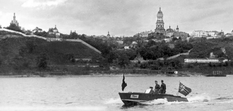 Немецкий катер напротив Киево-Печерской лавры