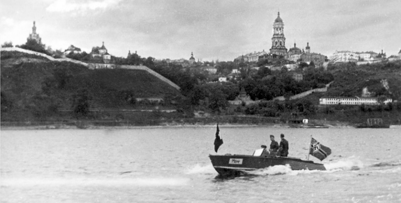 Немцы на водной прогулке по Днепру, Киев, сентябрь 1941 года