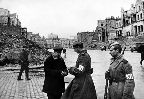 Красноармейский патруль на разрушенном Крещатике, 6 ноября 1943 года