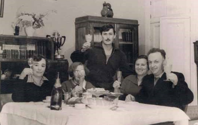 Нина Аль, Зинаида Николаевна Некрасова, Виктор, Ева и Исаак Пятигорские, Киев, 1955 год. Виктор дружил с Исааком еще со времен учебы в Киевском строительном институте, Ева была журналисткой и «главной доверенной машинисткой» Некрасова, с ее легкой руки ушла в свет книга «В окопах Сталинграда» и почти все написанное Виктором Платоновичем в Киеве