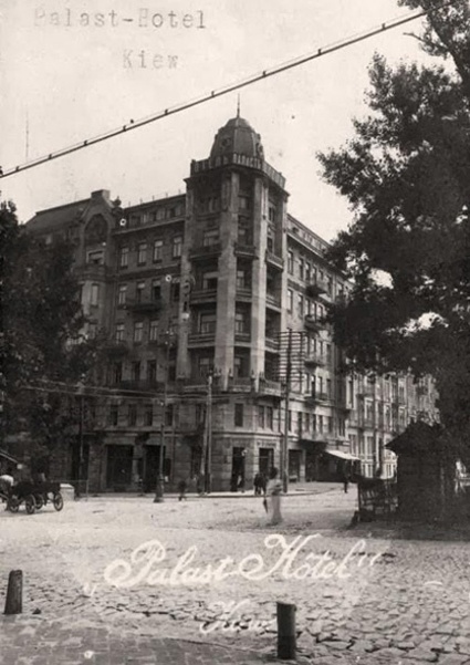 В отеле «Палас» (ныне «Премьер-Палас») на углу бульвара Шевченко и улицы Пушкинской во время оккупации размещался немецкий пехотный полк. «Все бравые пехотинцы после долгого времени спят в кроватях...»