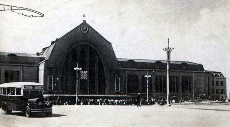 Киевский вокзал, 1935 год. «На киевском вокзале всегда бывало много желающих купить билет и куда-то зачем-то ехать, но такого количества желающих еще с 32-го года я не видел»Киевский вокзал, 1935 год. «На киевском вокзале всегда бывало много желающих купить билет и куда-то зачем-то ехать, но такого количества желающих еще с 32-го года я не видел»