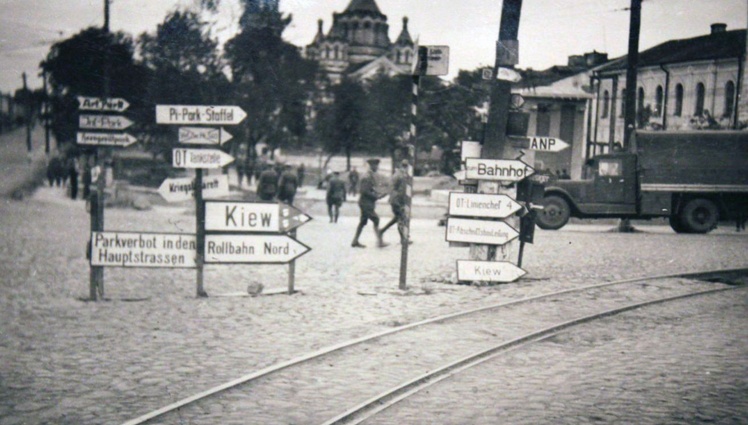Оккупированный Житомир, 1941 год. «До самого отступления об отступлении не было слышно. Нам каждый день твердили о настойчивости в подготовке личного состава, что вот-вот придет ожидаемая материальная часть и мы отправимся крушить фашистские орды»