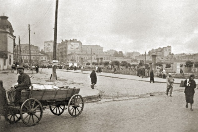 Район Евбаза, Киев, 1942 год. «Снова говорят, что закроют базары. все равно они недоступны большинству населения. Дороговизна на них ужасающая»