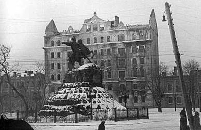 Софийская площадь в Киеве, 1942 год. «Многие считают, что мы умираем, а очень многие говорят, что живем»