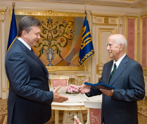 «В застольном общении Янукович не производит отталкивающего впечатления. Время от времени на простые жизненные вопросы он пытался отвечать, как дипломат с оксфордским образованием»