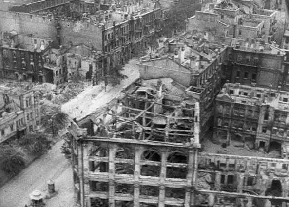 Лютеранская улица после пожара. Киев, осень 1941 года. «Сколько сил теперь нужно будет снова, чтобы все это восстановить, когда наши вернутся? А что, если вдруг не вернутся?»