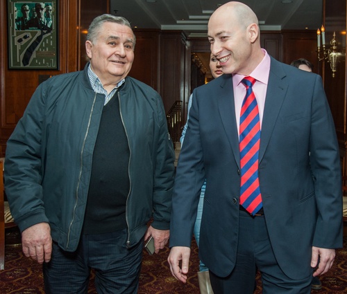 С Дмитрием Гордоном. «Евгений Кириллович, пробьемся?». — «О, непременно! Наш народ непобедим!»