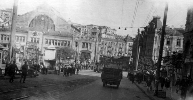 Бессарабский рынок, июнь 1941 года. «Уже в полдень 22 июня 1941 года после выступления Вячеслава Молотова по радио жители столицы спешно бросились в сберкассы, забирая свои сбережения... Охваченные паникой, наиболее предусмотрительные киевляне штурмовали продовольственные магазины, пытаясь создать «стратегические запасы»