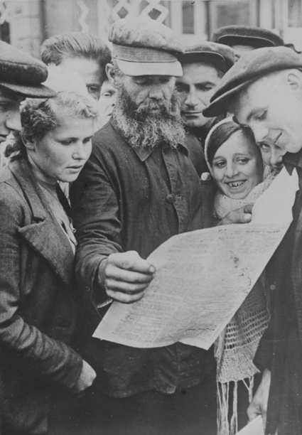 Жители оккупированного Киева читают газету, сентябрь 1941 года
