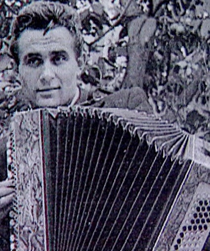 Начало 60-х. «На танцах играл, в кружках... В институт поступил, а там самодеятельность: я долго аккомпаниатором хора и танцевального ансамбля нашего был»