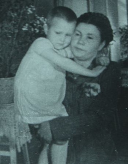 Кадры из фильма «Повесть о наших детях». В Киеве девочку удочерили