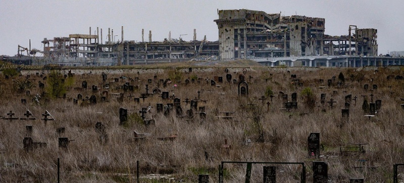 Бетонный скелет Донецкого аэропорта, с которого уже срезали металл