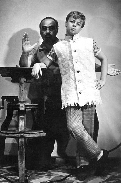 С сыном Суреном, 1970 год. «Папа был во всех отношениях интересным человеком. Мог эмоционально, гипнотически на людей воздействовать, и те попадали под его влияние»